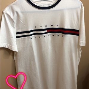 Selling a Tommy Hilfiger t-shirt! ☺️